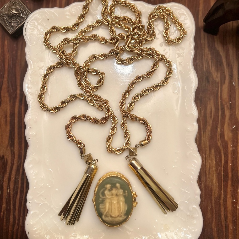 Elegant Gold and Green Pendant Necklace